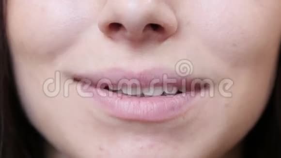 微笑的女性嘴唇视频的预览图