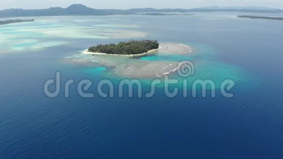 空中飞越热带岛屿白色海滩加勒比海绿松石水珊瑚礁印度尼西亚苏门答腊巴尼亚克群岛导游视频的预览图