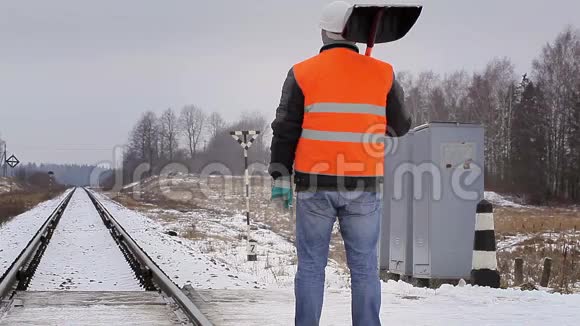 铁路道口拿雪铲的工人视频的预览图