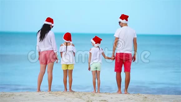 圣诞假期有两个孩子的幸福家庭视频的预览图