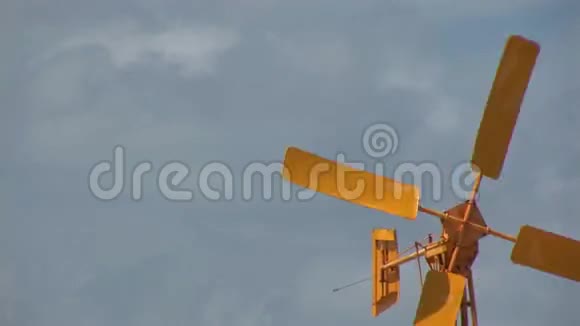 一个黄色的风车视频的预览图