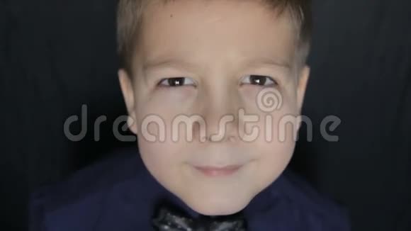 黑色背景上一个男孩特写的肖像全高清视频视频的预览图