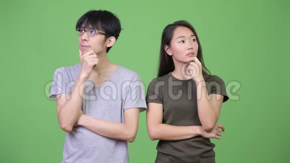 年轻的亚洲夫妇在一起思考视频的预览图
