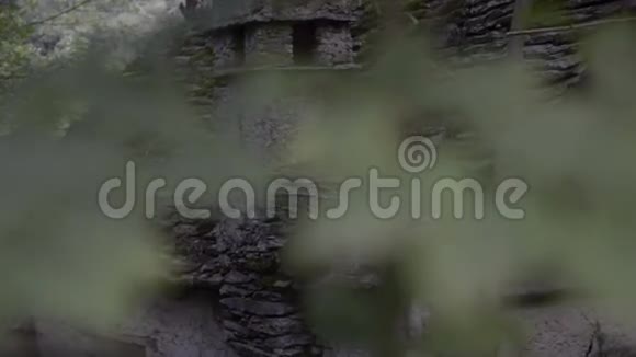 意大利瑞士阿尔卑斯山上的旧建筑被毁视频的预览图