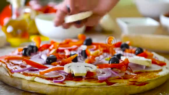 准备美味的自制披萨视频的预览图