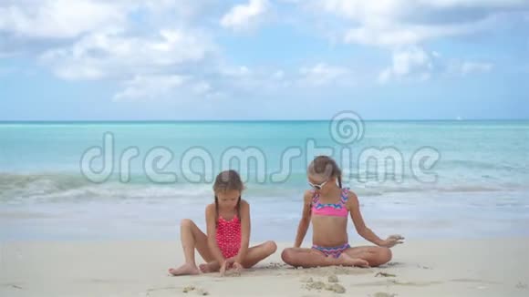 可爱的小女孩在海滩上玩沙子视频的预览图