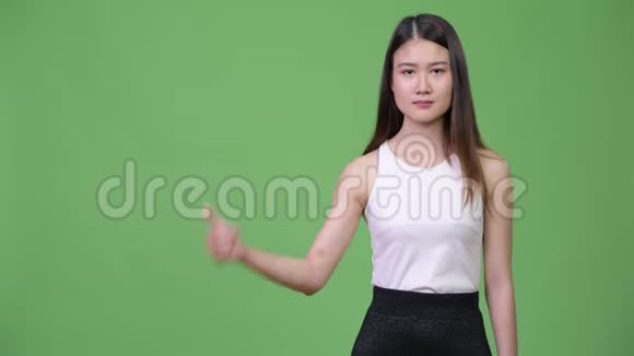 年轻漂亮的亚洲女商人竖起大拇指视频的预览图