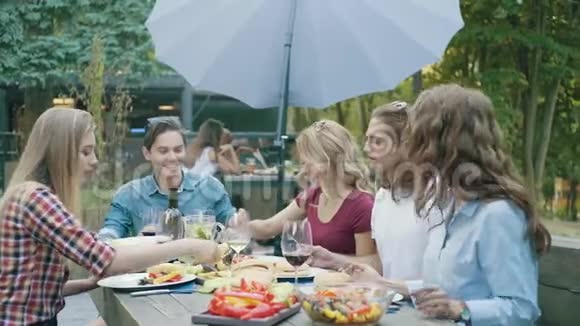 人们在户外聚会上吃健康的食物视频的预览图