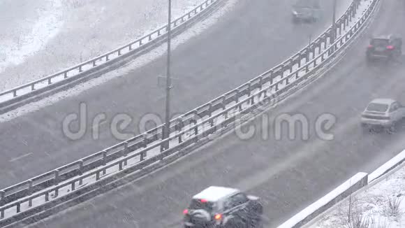 冬天汽车在雪道上行驶雪道上的交通暴风雪视频的预览图