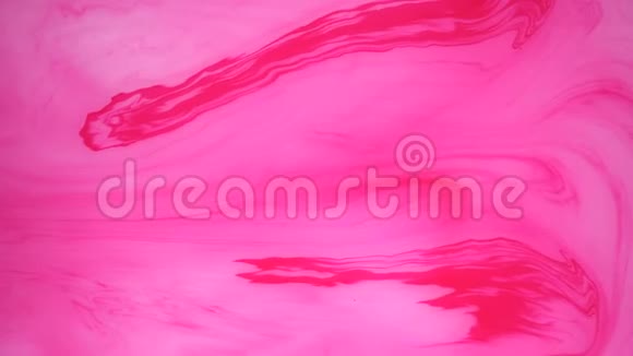 水上有粉红色和白色墨水的污渍摘要背景片段视频的预览图