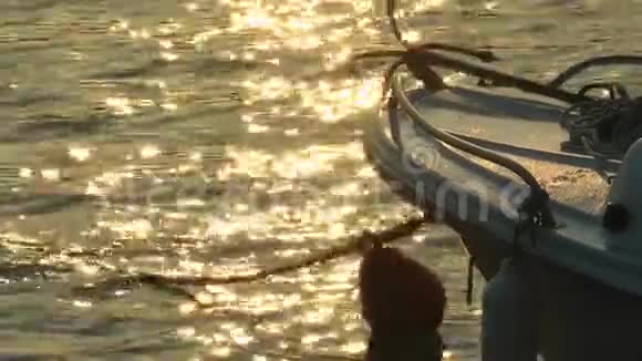 渔船和太阳在海上的倒影视频的预览图