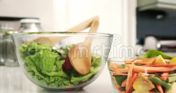 蔬菜大餐近景视频的预览图