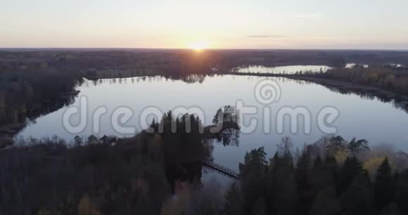瑞典秋日美丽多彩的自然和景观视频的预览图