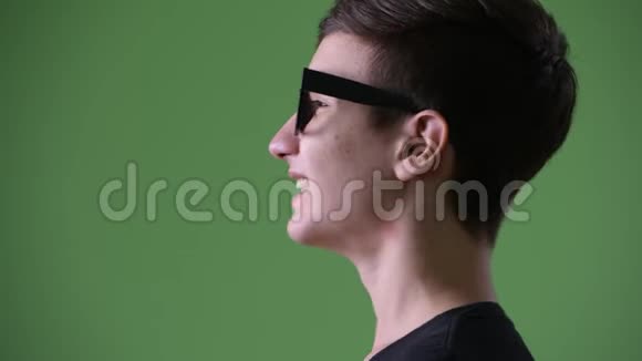 年轻英俊的伊朗少女绿色背景视频的预览图