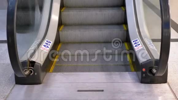 在购物中心自动扶梯电梯上行走的人的腿视频的预览图