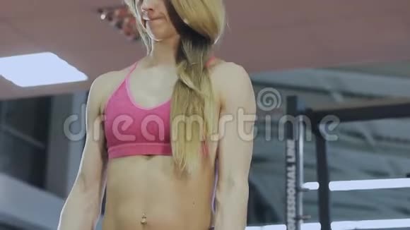 女人在健身房里用酒吧训练很漂亮的身体视频的预览图