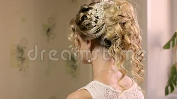 美丽的新娘时尚的婚礼发型视频的预览图