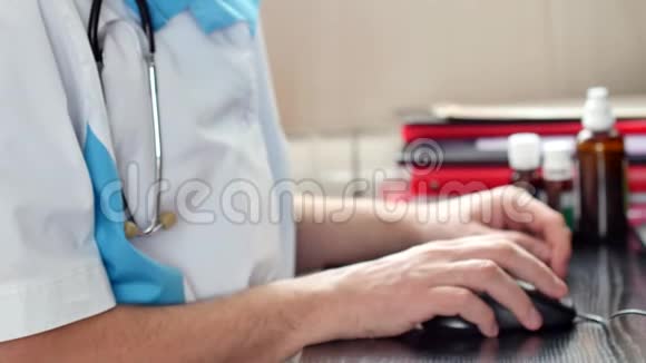 一位医生在他的柜子里工作用电脑鼠标视频的预览图