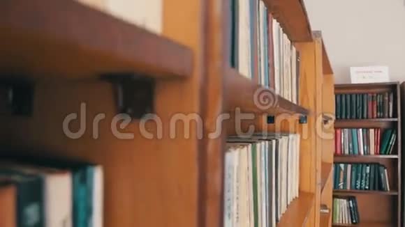 有书的图书馆书架视频的预览图