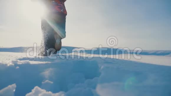 团队合作登山男游客登山山顶岩石峰小组阳光剪影雪脚冬雪视频的预览图