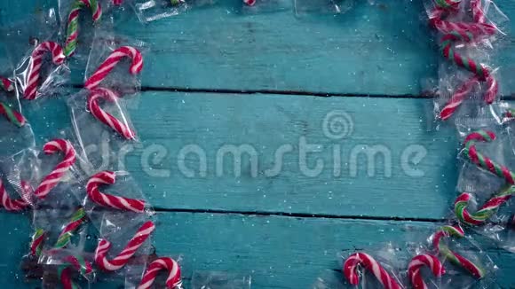 降雪伴圣诞糖果装饰视频的预览图