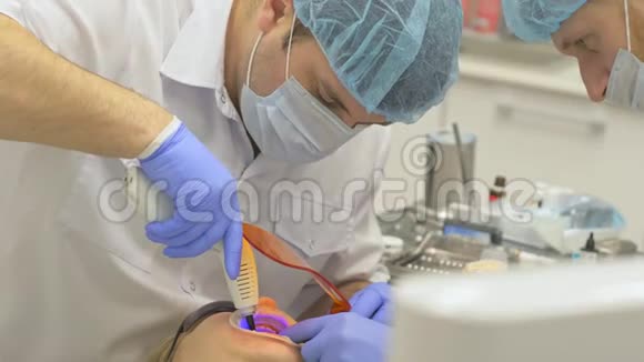 牙医正在现代牙科诊所治疗病人正畸医生与一名助手合作病人是视频的预览图