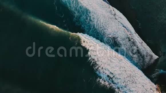 巨大的海浪冲浪和海浪鸟瞰视频的预览图