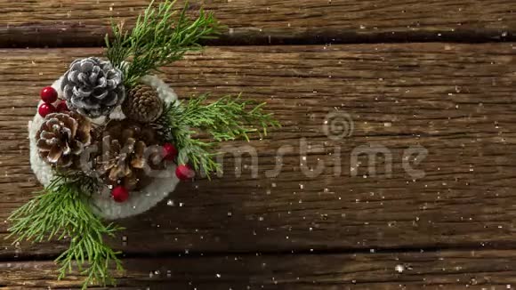 圣诞木饰飘雪视频的预览图