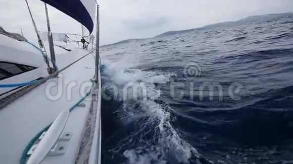 希腊海浪背景下的白色游艇甲板视频的预览图