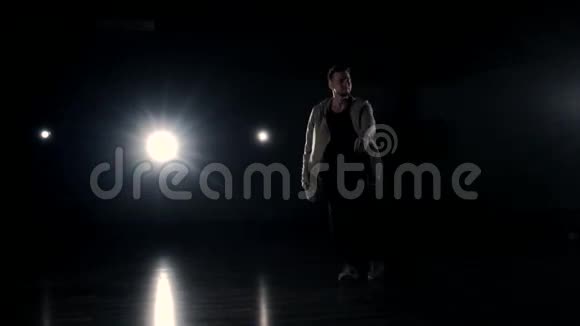 舞台上的当代舞者视频的预览图