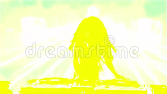 女性剪影DJ混合唱片甲板视频的预览图