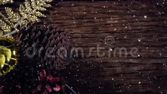 降雪与圣诞装饰的木材视频的预览图