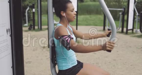 在公园训练女运动员视频的预览图