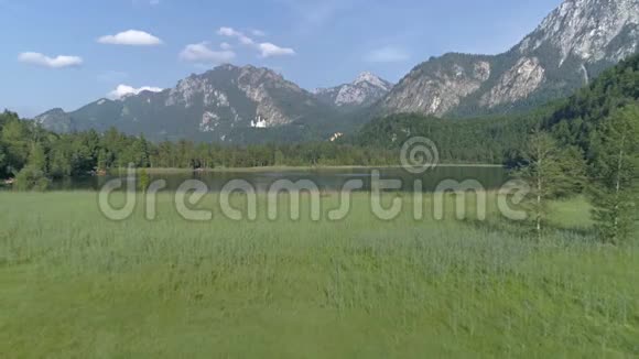 进入德国阿尔卑斯山的湖泊视频的预览图