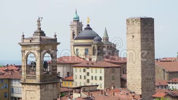 贝加莫意大利古老的城镇市中心的景观古老的塔楼和古老堡垒上的钟楼视频的预览图