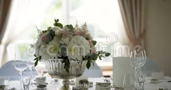 婚礼上的餐桌装饰视频的预览图