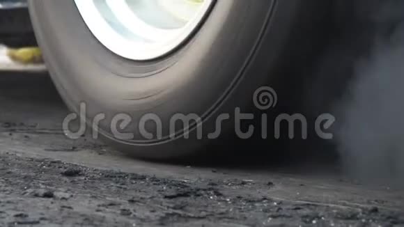 拖拽赛车烧轮胎备战比赛视频的预览图