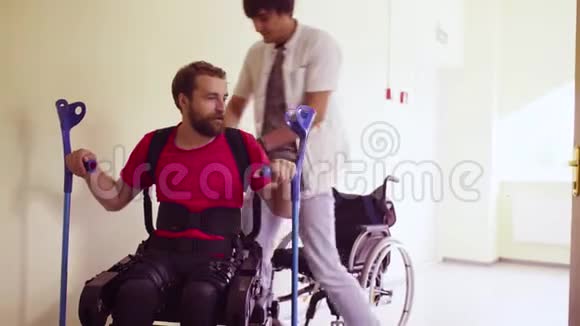机器人外骨骼中的残疾青年视频的预览图