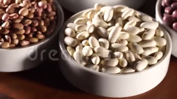 把豆子轮流放进白色的碗里视频的预览图