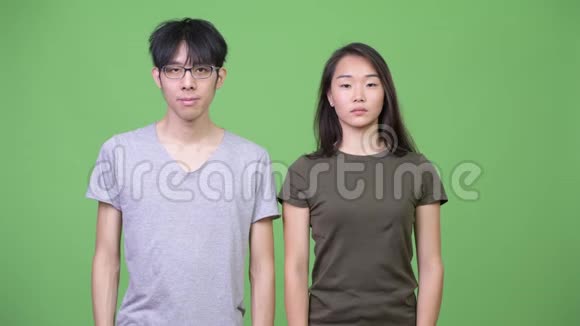 年轻快乐的亚洲夫妇双臂交叉视频的预览图