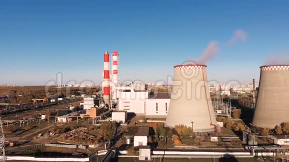 城市附近有吸烟管道的工业工厂的鸟瞰图工业区从无人驾驶飞机到视频的预览图