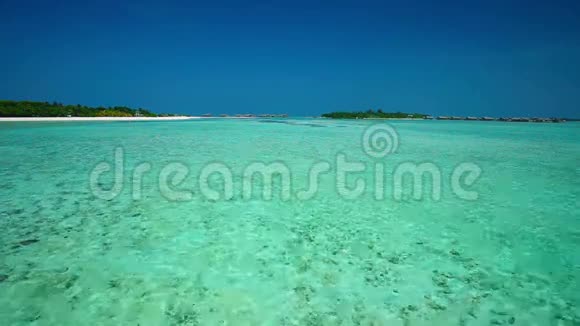 热带岛屿沙滩上有棕榈树和清澈的海水视频的预览图