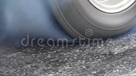 拖拽赛车烧轮胎备战比赛视频的预览图