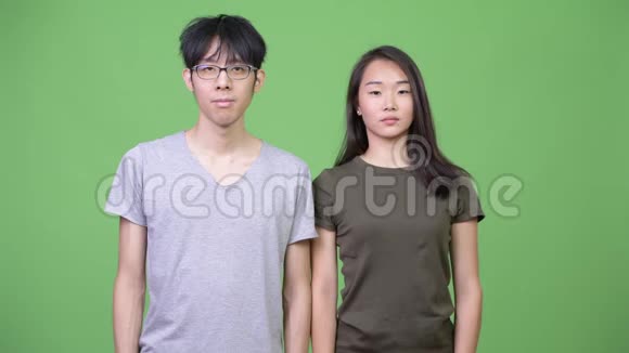 年轻快乐的亚洲夫妇一起微笑视频的预览图