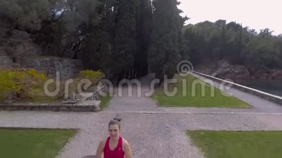 美丽的少女运动员跑公园视频的预览图
