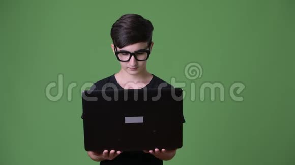 年轻英俊的伊朗少女绿色背景视频的预览图