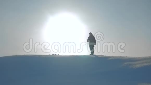 团队合作男游客登山生活方式走山顶岩峰团队阳光剪影雪地脚视频的预览图
