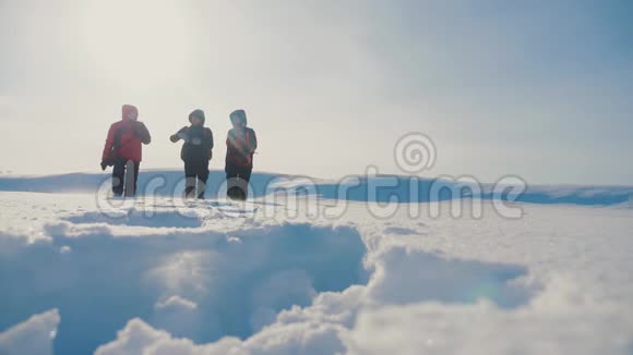 团队合作男士登山登山登山登山登山登山山顶团体团体团体团体阳光剪影生活方式雪脚视频的预览图