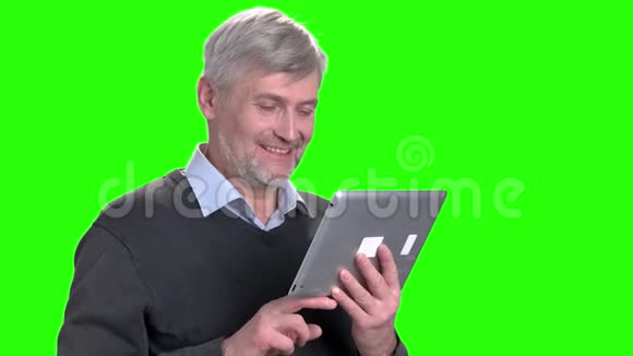 快乐的白种人使用电脑平板电脑视频的预览图