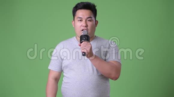 年轻英俊体重超重的亚裔男子视频的预览图